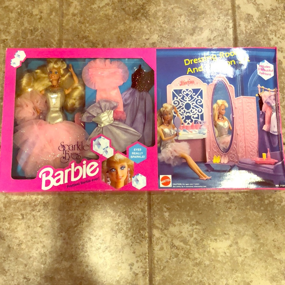 1992 Sparkle Eyes w/3 outfits and dressing room!